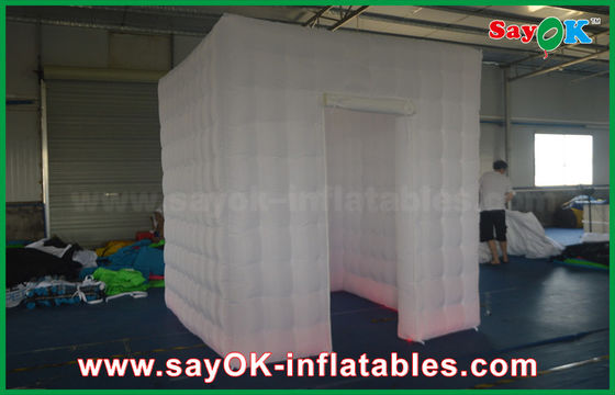 Aufblasbares Foto-Studio 2,4 x 2,4 x 2.5m Oxford Stoff-aufblasbare Sprühfarbe-Beleuchtungs-Passfotoautomat-Wand